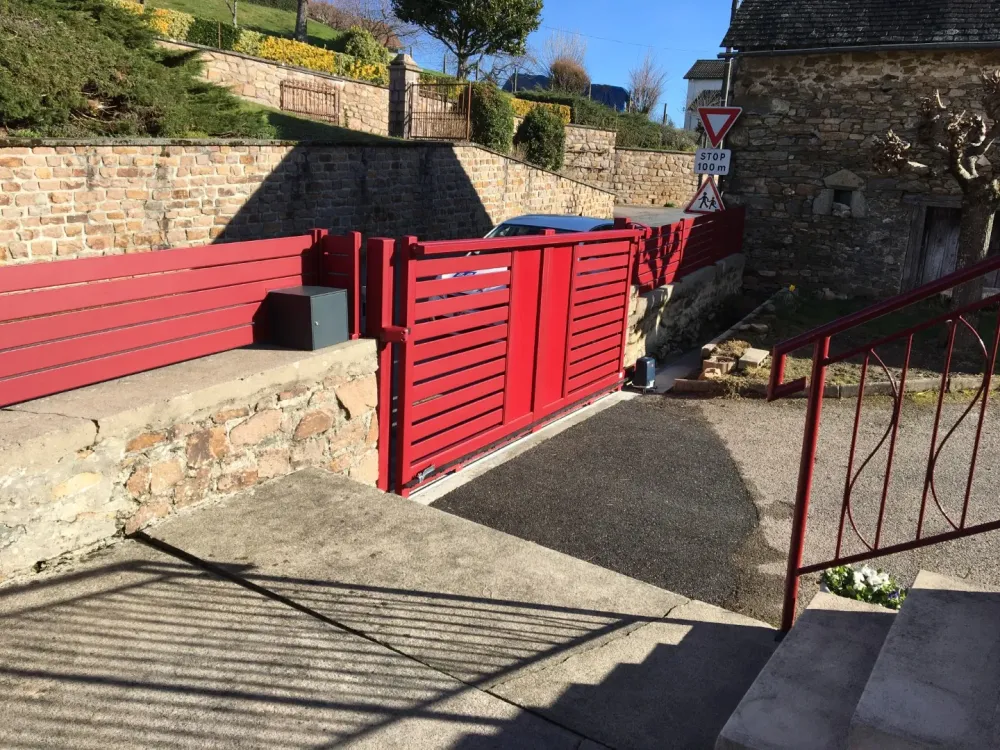 portail cloture rouge