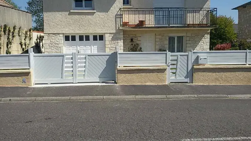 portail cloture blanc